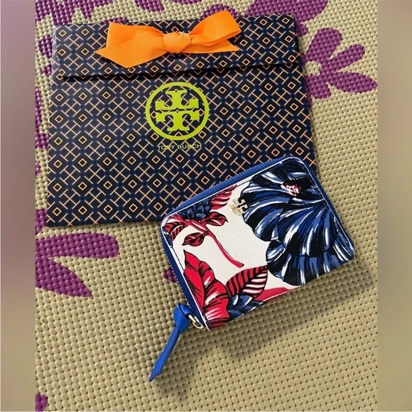 TORY BURCH 🌸 FLOWER WALLET. - Picture 1 of 5